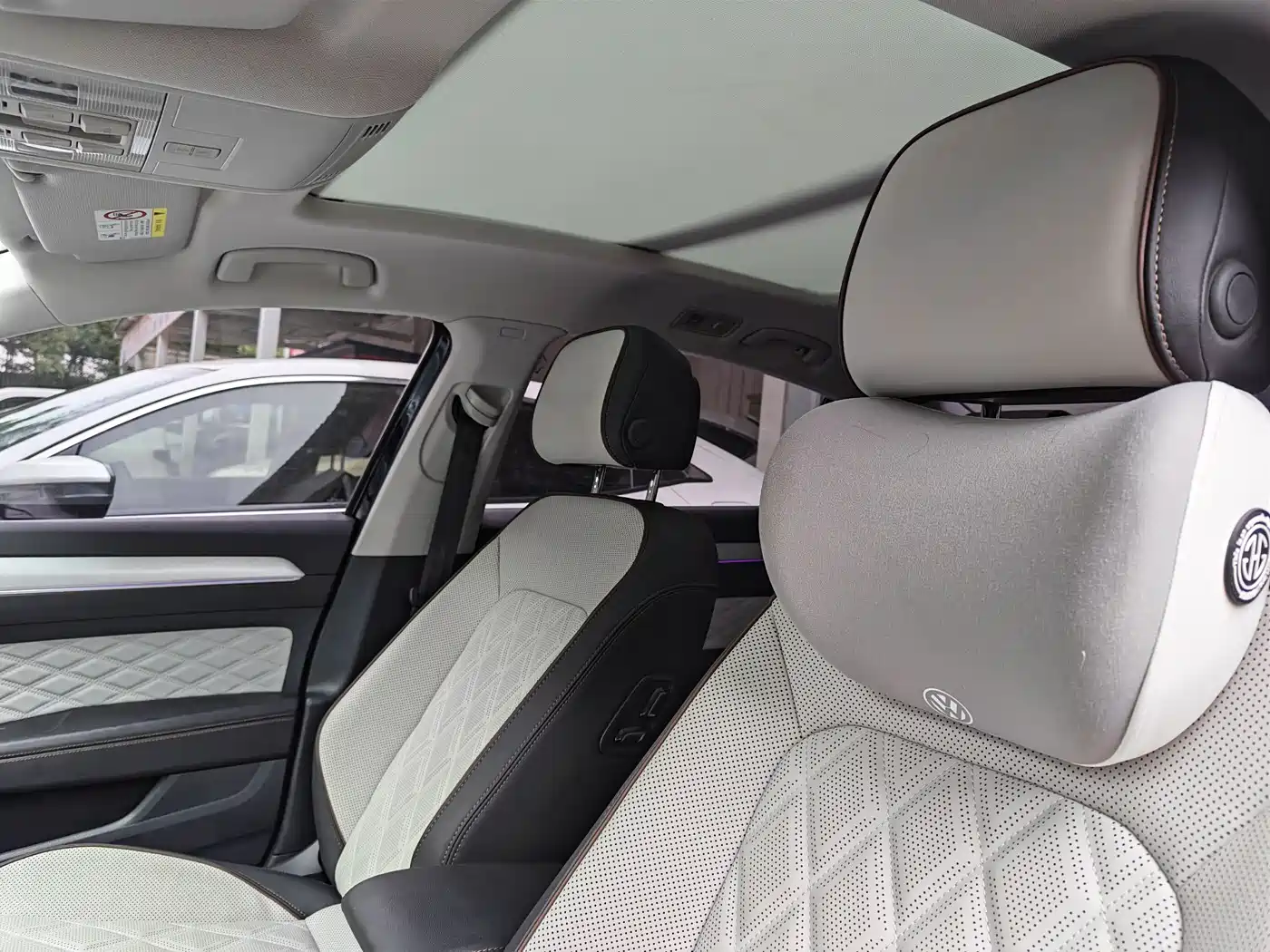 Volkswagen Magotan 2023 Model 2 Million Commemorative Edition 330TSI DSG Luxury фото 9