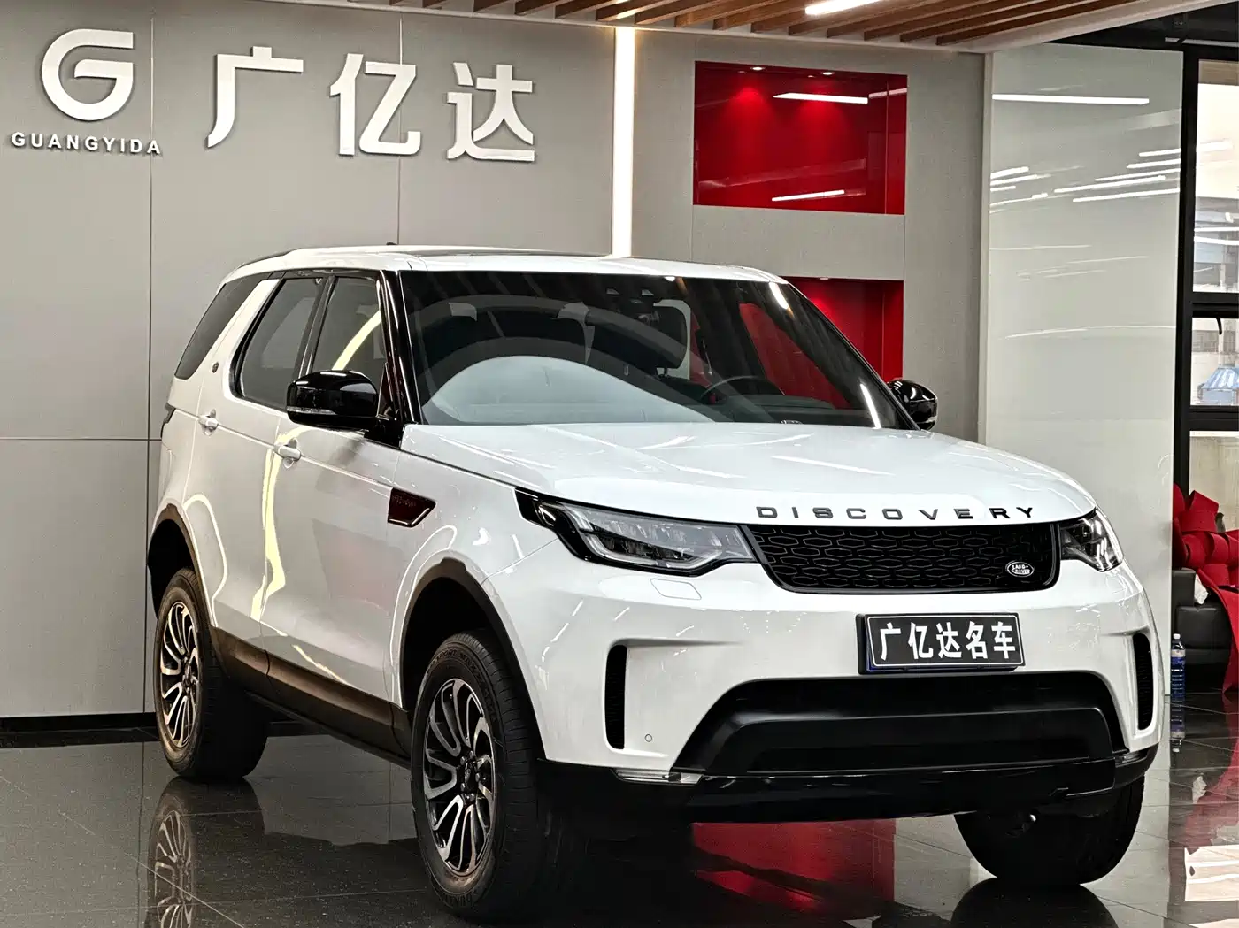 Land Rover Discovery 2017 3.0 SC V6 SE фото 3