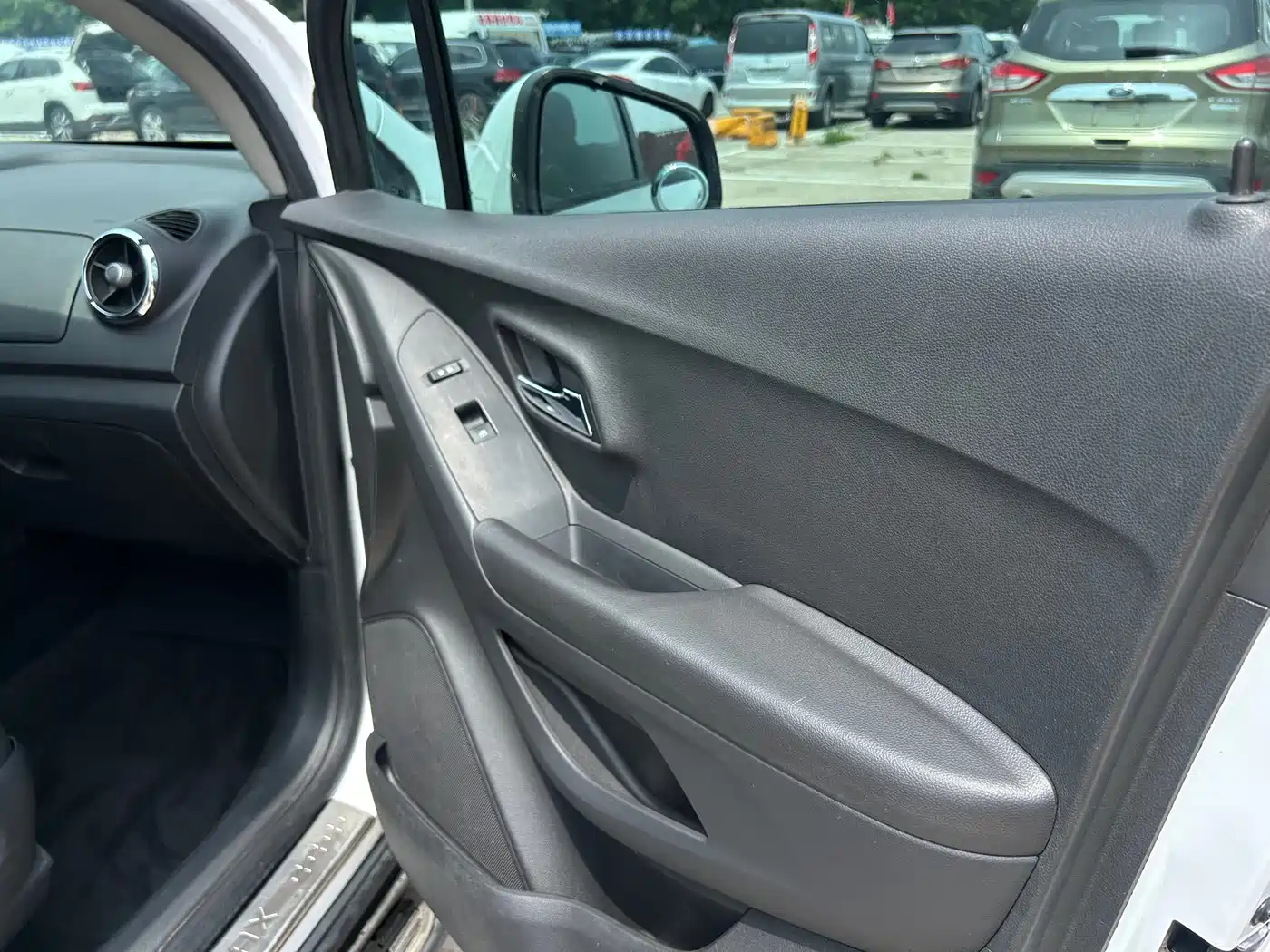 Chevrolet Trax 2016 1.4T Automatic 2WD Comfort Sunroof Edition фото 25