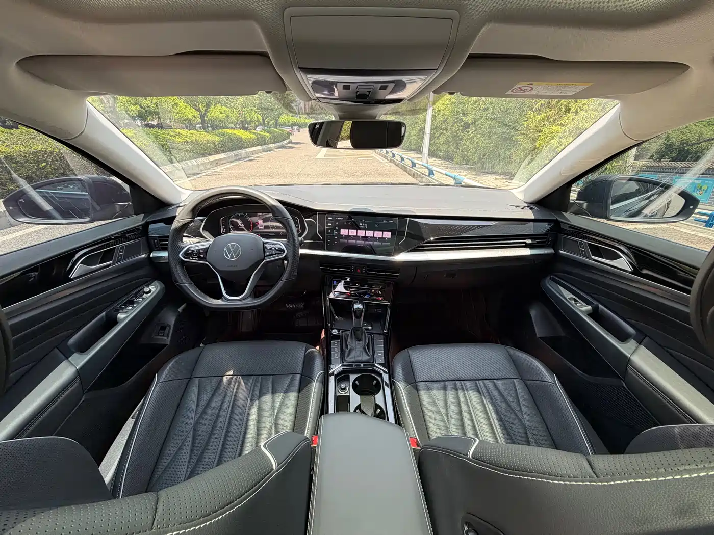 Volkswagen Passat 2022 330TSI Starlight Luxury Edition фото 16