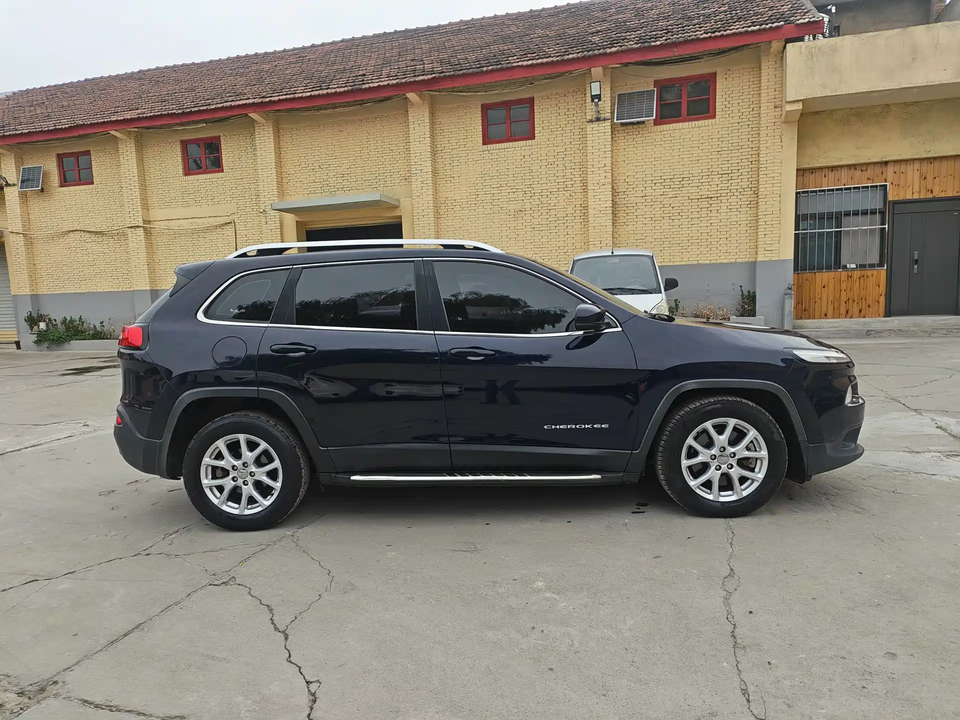 Фото 4 - Jeep Cherokee