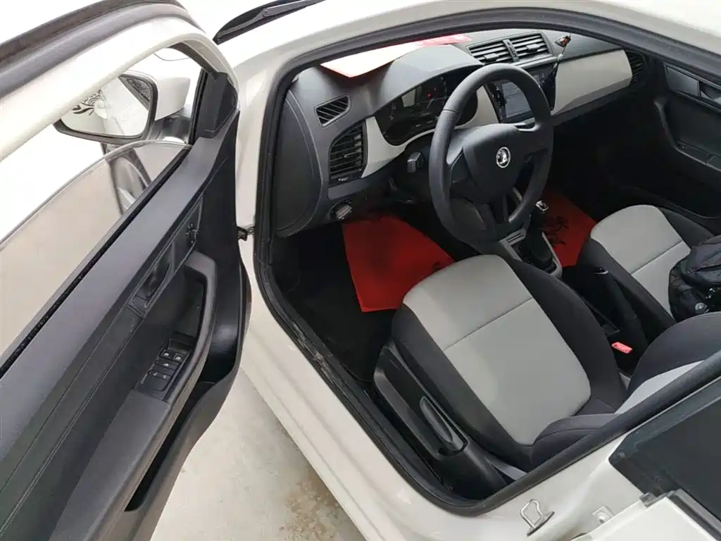 Škoda Fabia 2016 1.4L Automatic Car Enjoy Edition фото 16