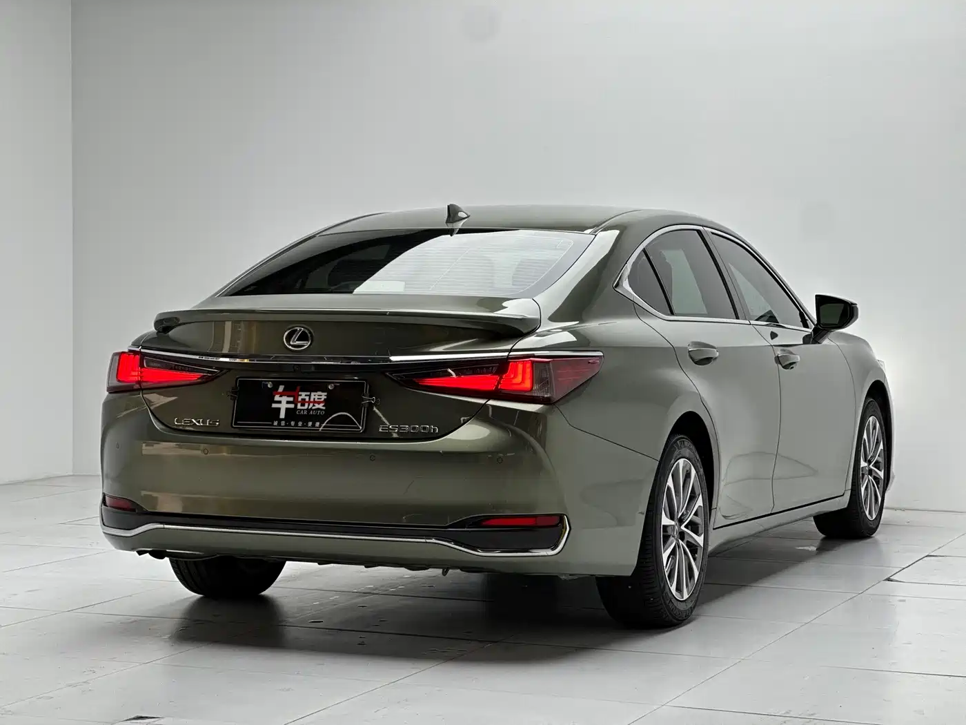 Lexus ES 2022 300h Excellence Edition фото 4
