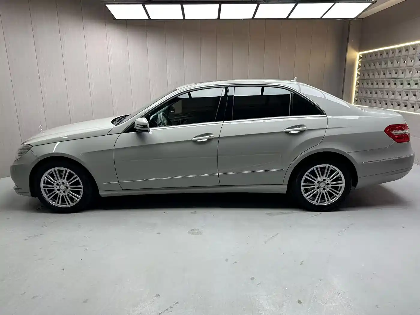 Mercedes-Benz E-Class (Import) 2010 Model E 300 Elegance Luxury Edition фото 2