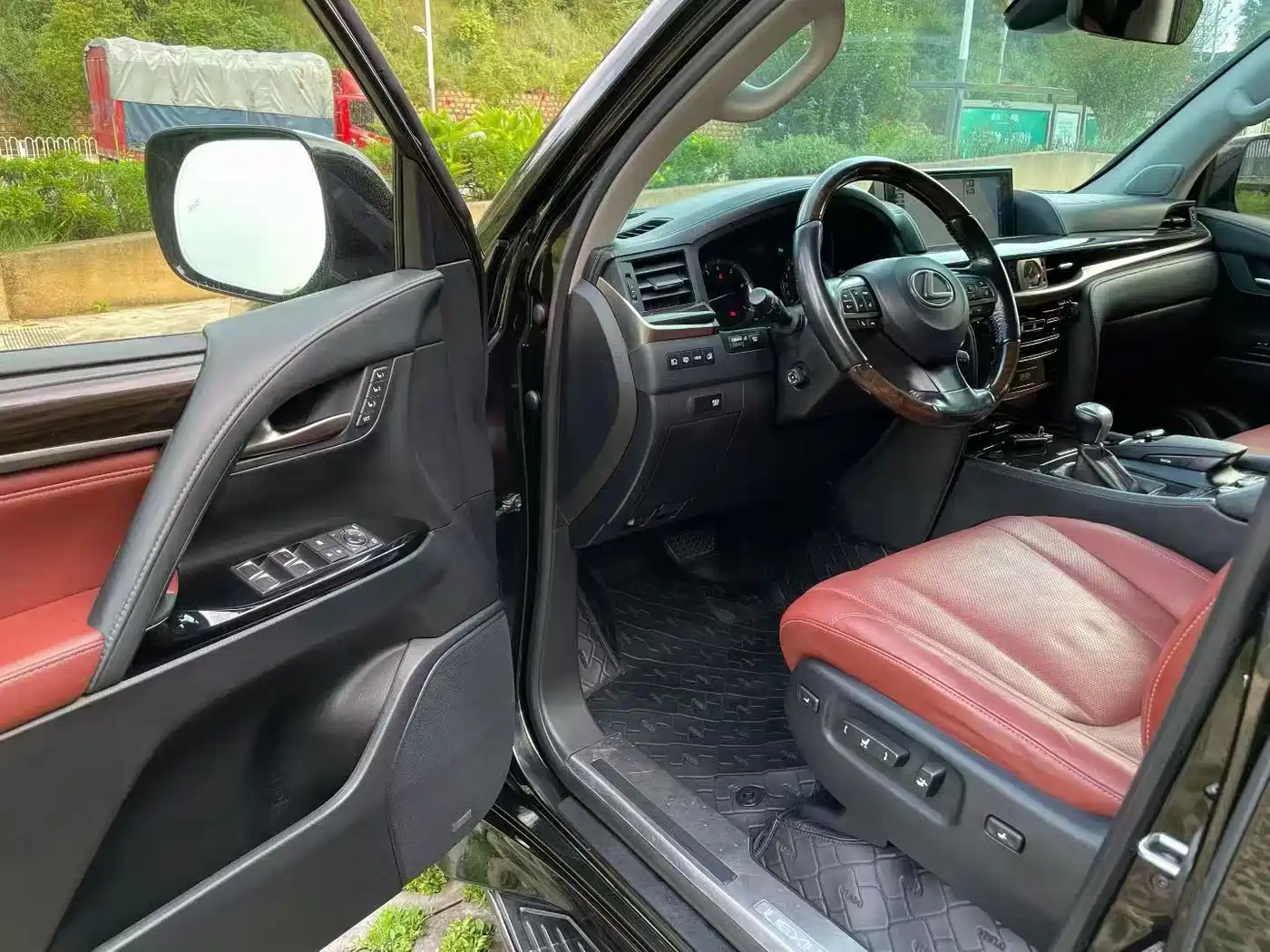 Lexus LX 2016 570 Dynamic Luxury Edition фото 4