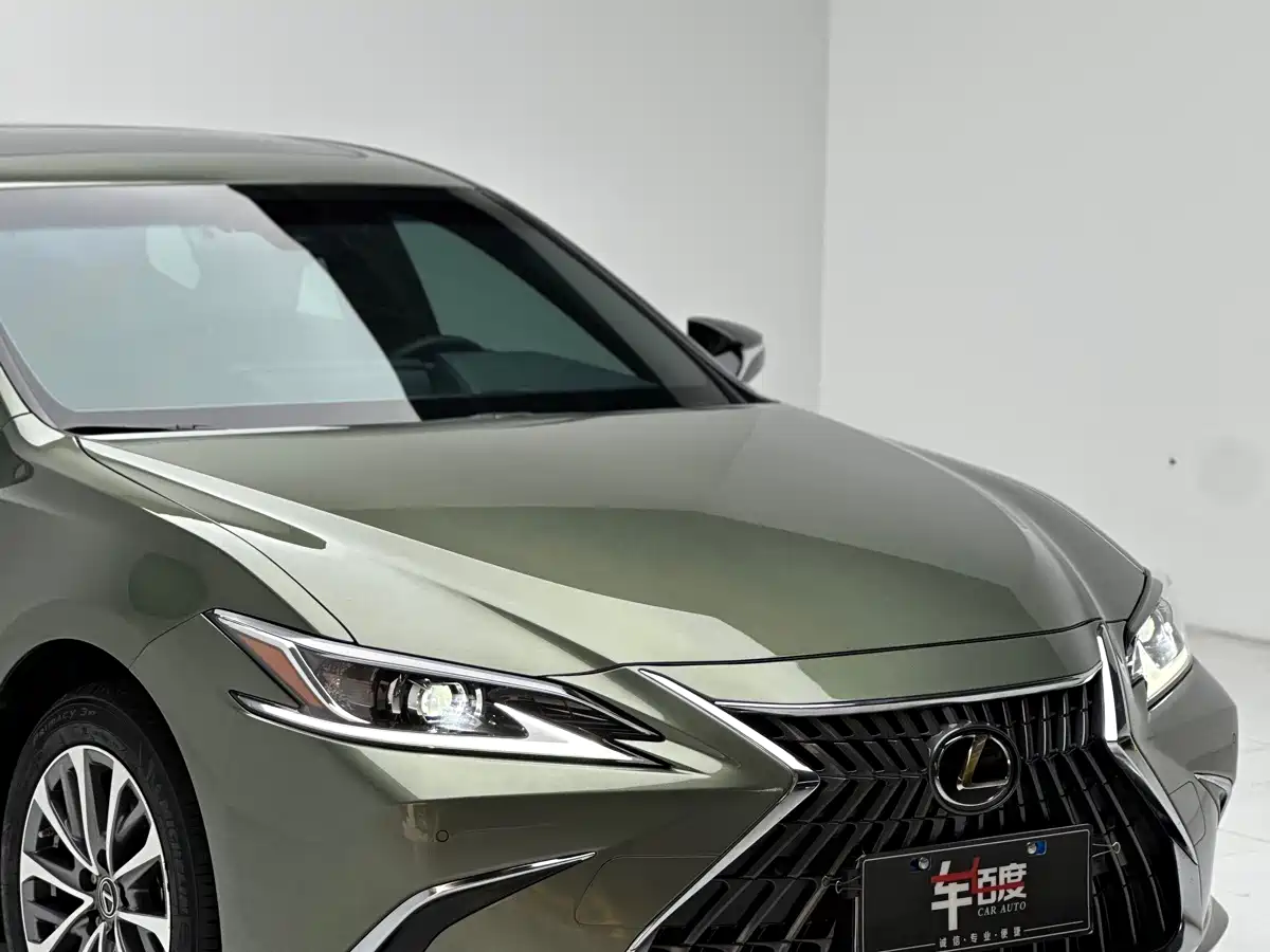 Lexus ES 2022 300h Excellence Edition фото 11