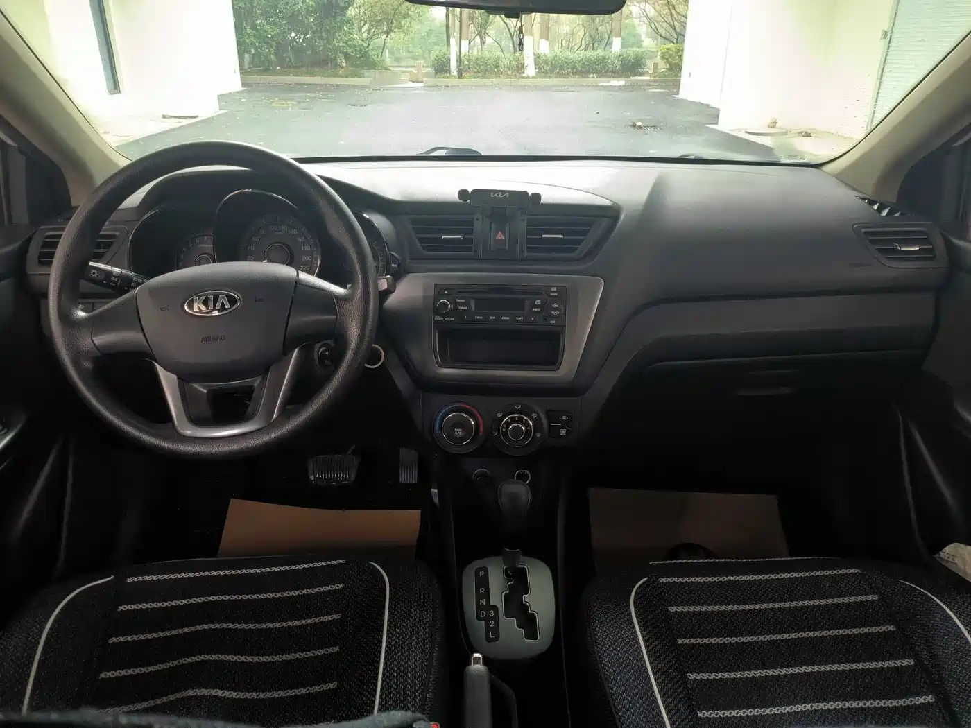 Kia K2 2012 Sedan 1.4L AT GLS Commemorative Edition фото 8