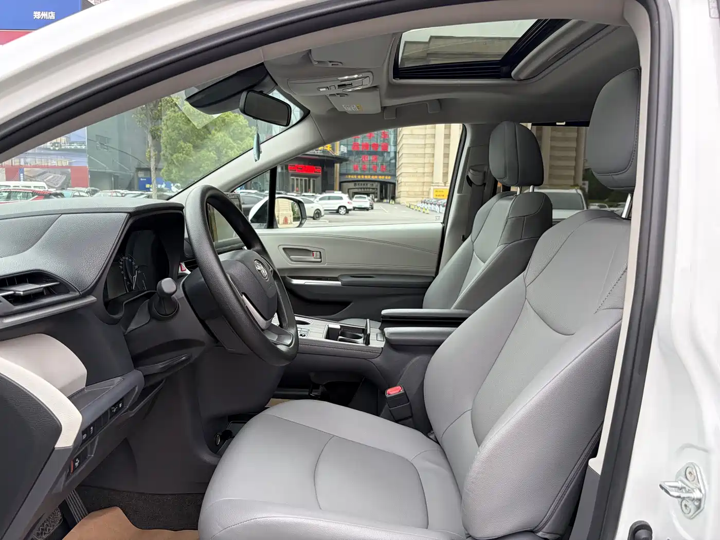 Toyota Granvia 2024 2.5L Hybrid Comfort фото 4