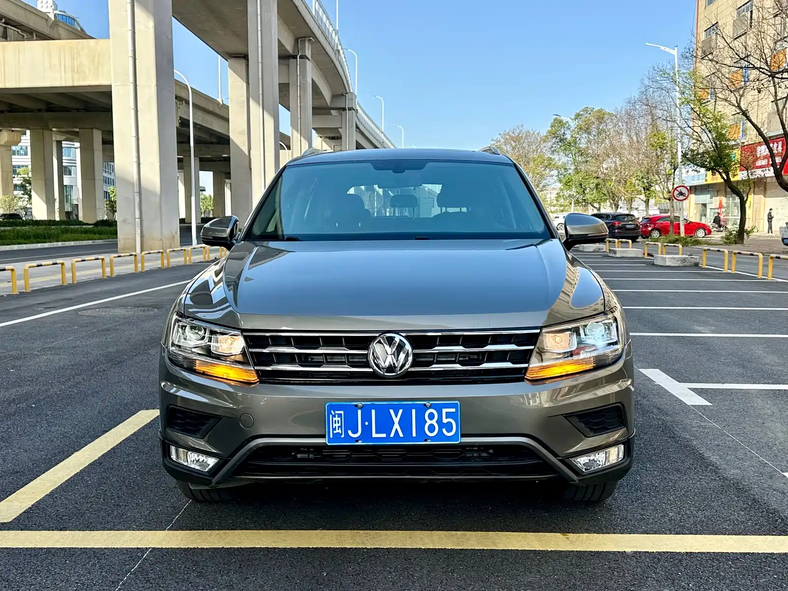 Photo 2 - Volkswagen Tiguan L