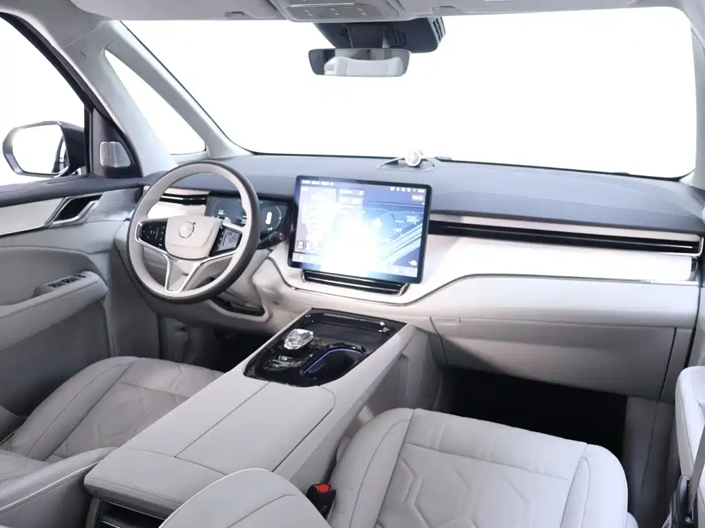 Фото 20 - Volvo EM90