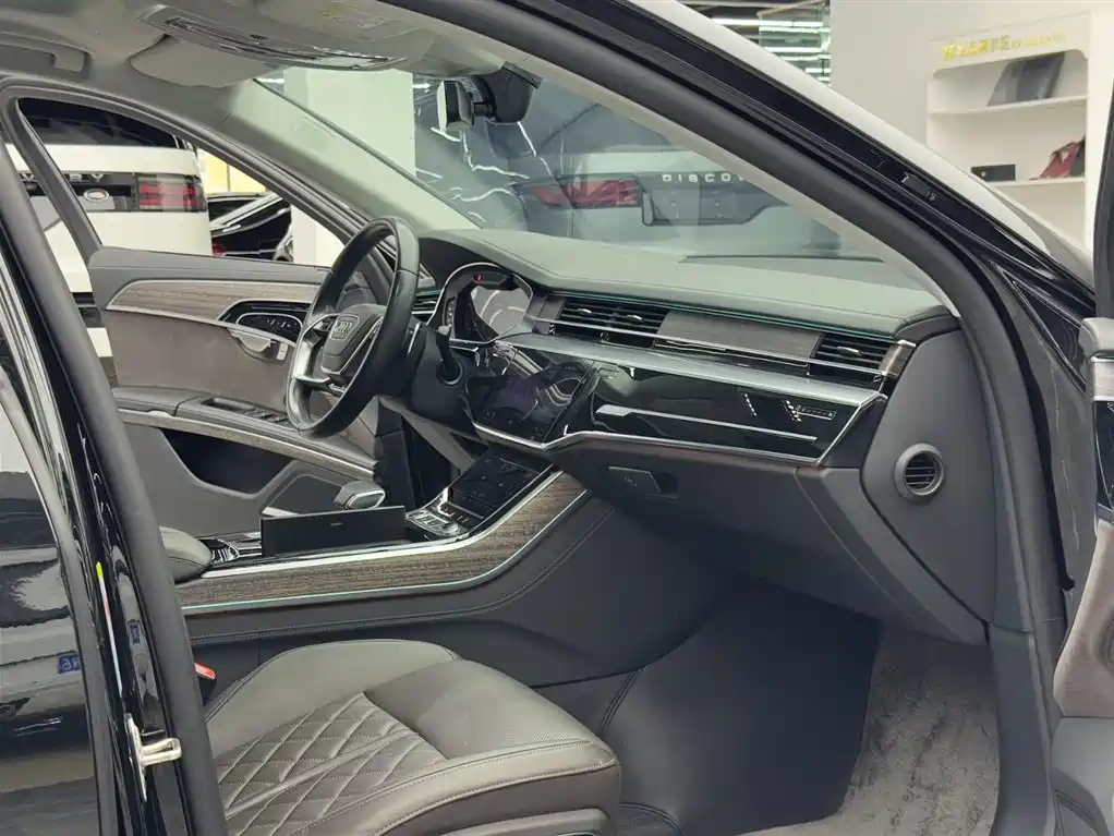 Photo 8 - Audi A8