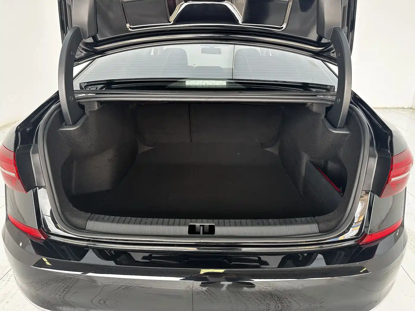 Volkswagen Passat 2021 Model 330TSI Luxury Edition фото 18