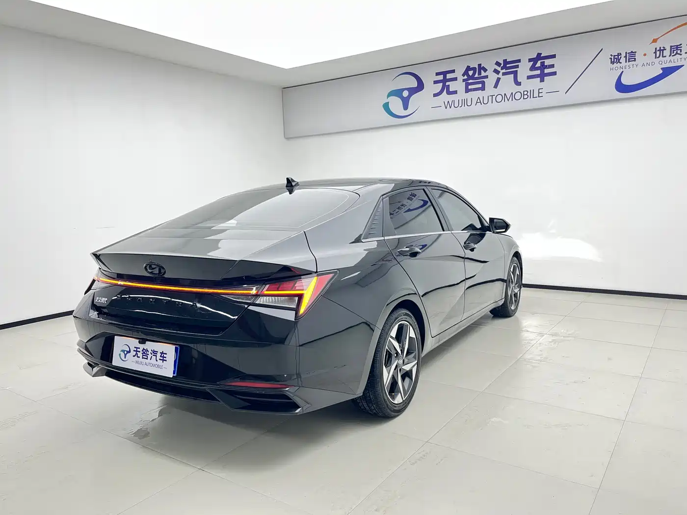Hyundai Elantra 2022 1.5L CVT LUX Premium Edition фото 6
