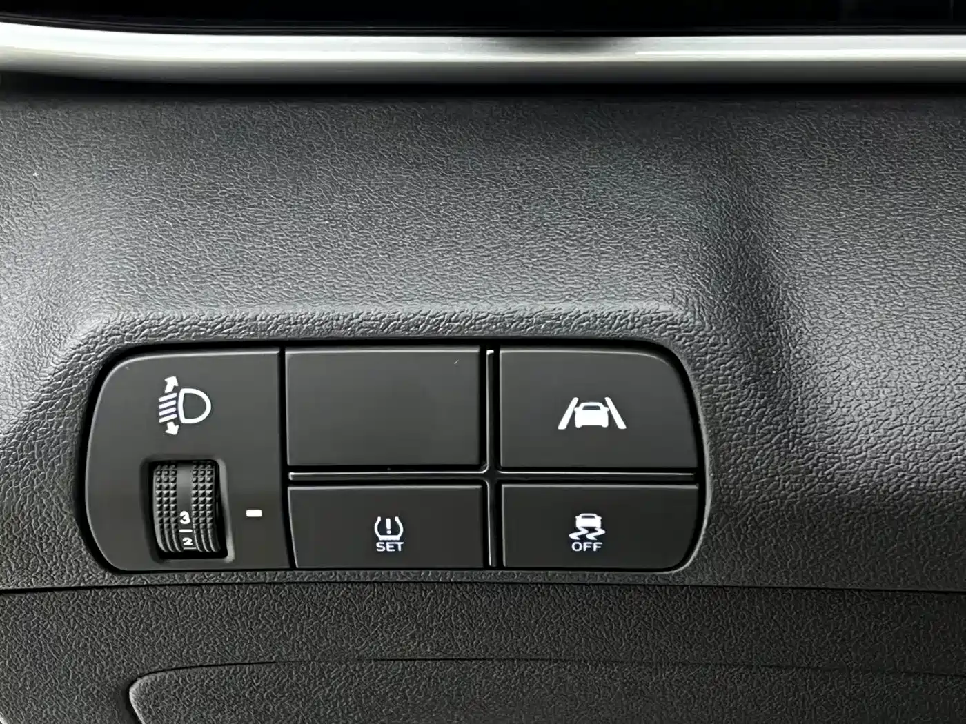 Hyundai Elantra 2022 1.5L CVT LUX Premium Edition фото 12