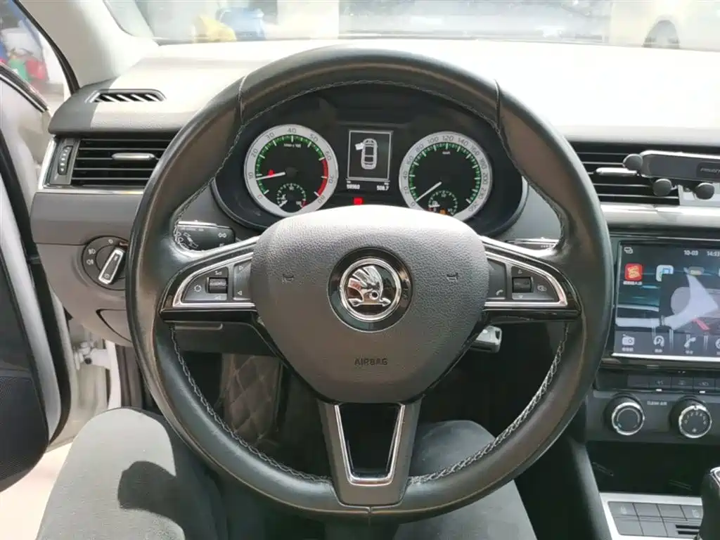 Škoda Octavia 2018 1.6L Automatic Luxury фото 11