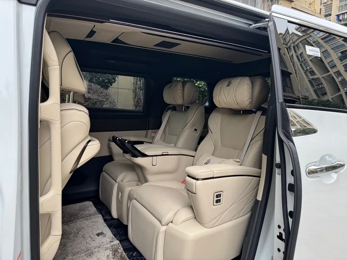 Toyota Alphard 2024 Hybrid 2.5L Ultimate Enjoyment Edition фото 8