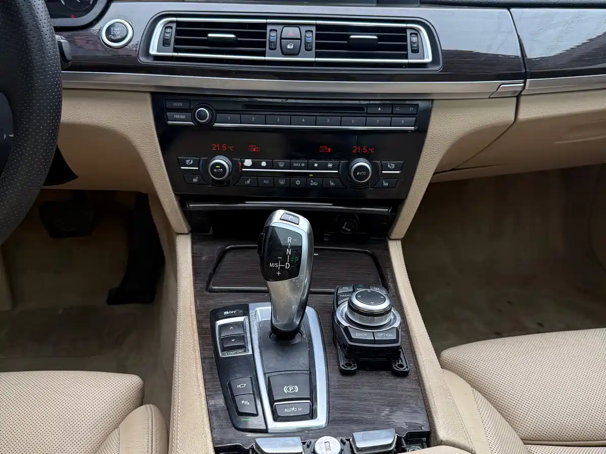 BMW 7 Series 2009 740Li Premium фото 12