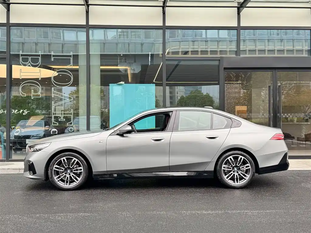 BMW 5 Series (Import) 2024 Model 525i M Sport Package фото 2