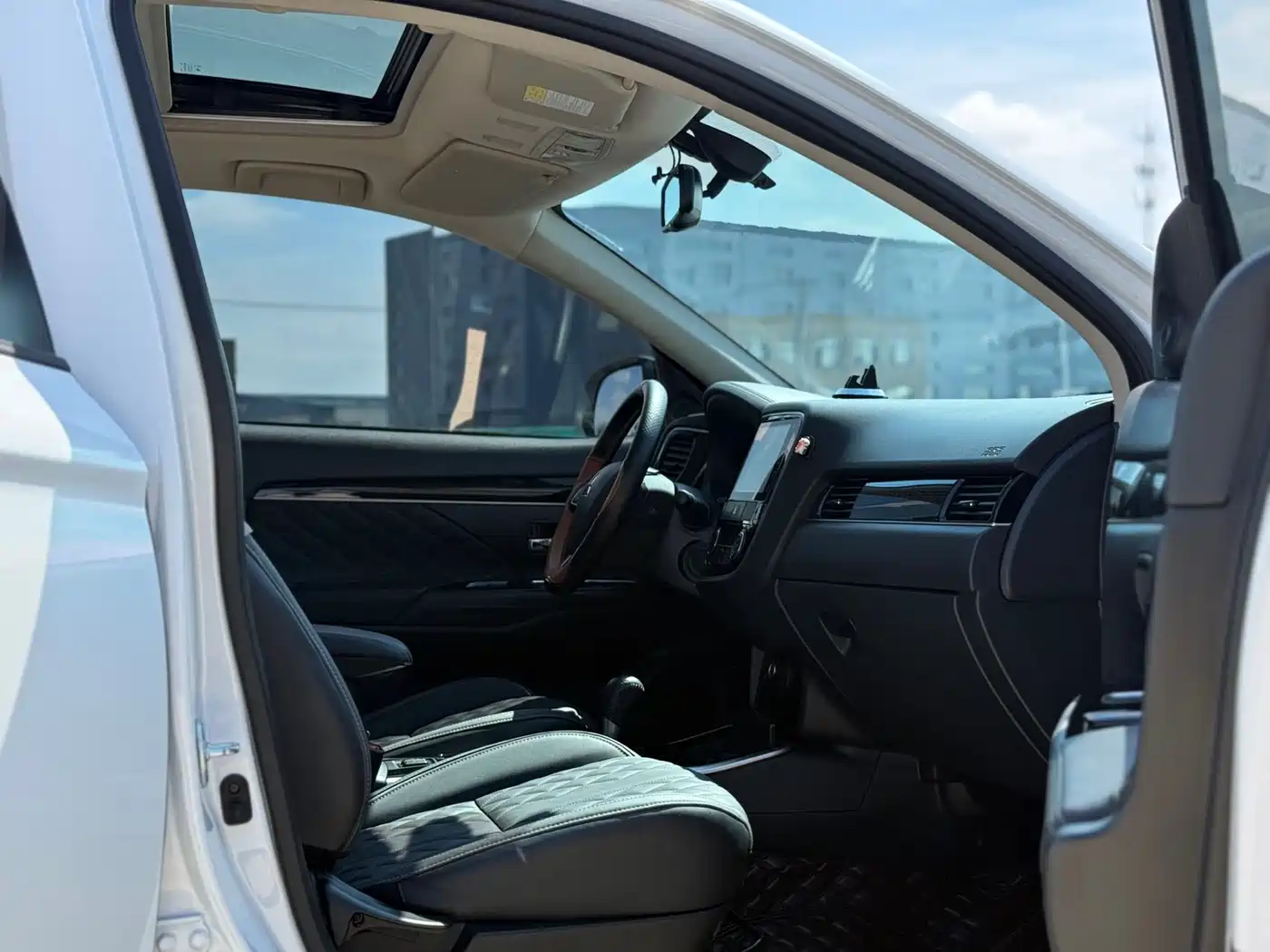 MITSUBISHI OUTLANDER