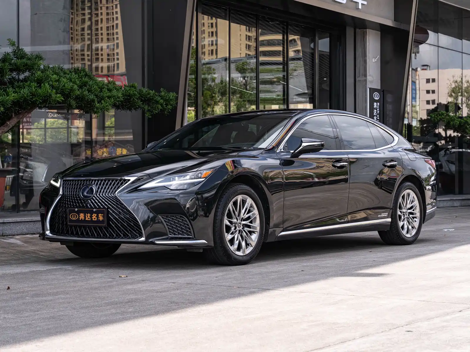 Фото 1 - Lexus LS