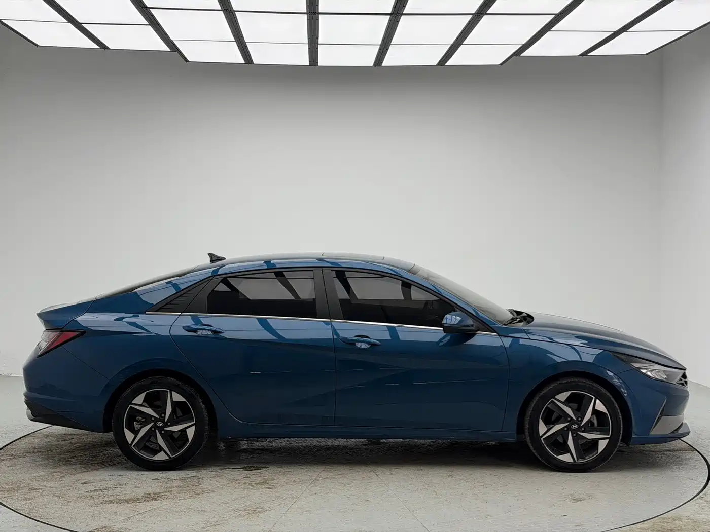 Hyundai Elantra 2022 1.5L CVT LUX Premium Edition фото 7