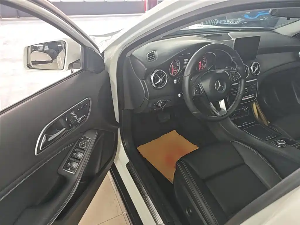 Mercedes-Benz GLA 2017 GLA 200 Dynamic фото 16
