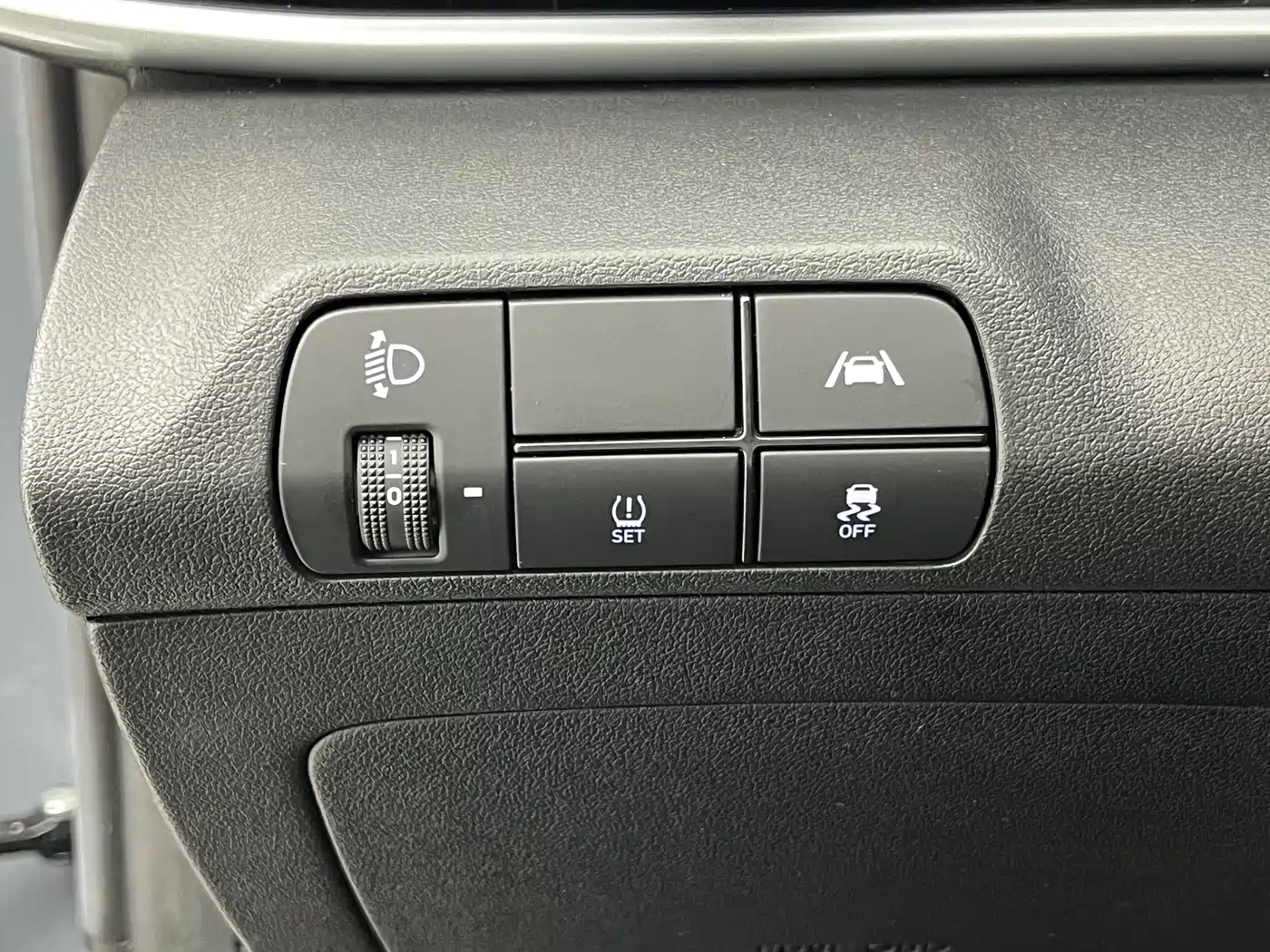 Hyundai Elantra 2022 1.5L CVT LUX Premium Edition фото 13