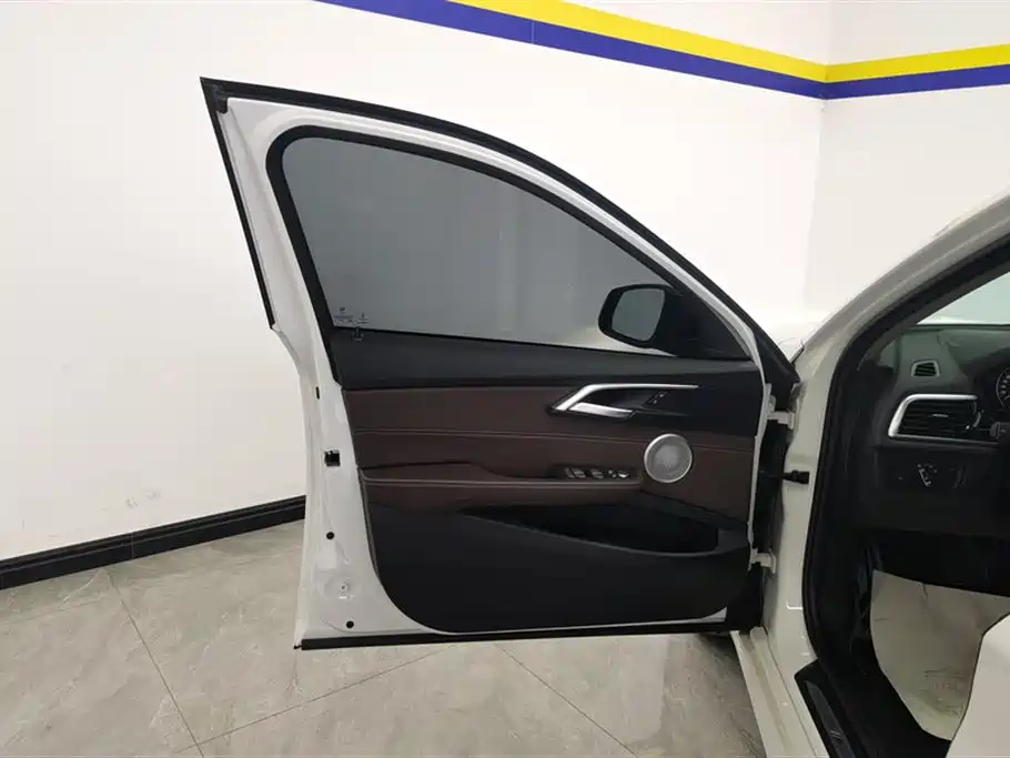 BMW 1 Series 2021 120i M Sport Shadow Edition фото 7