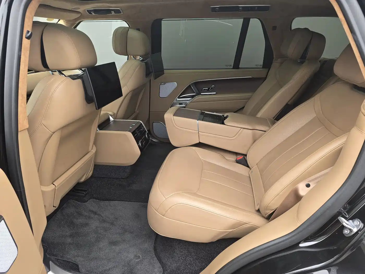 Land Rover Range Rover 2024 3.0 L6 400PS Genesis Extended фото 11