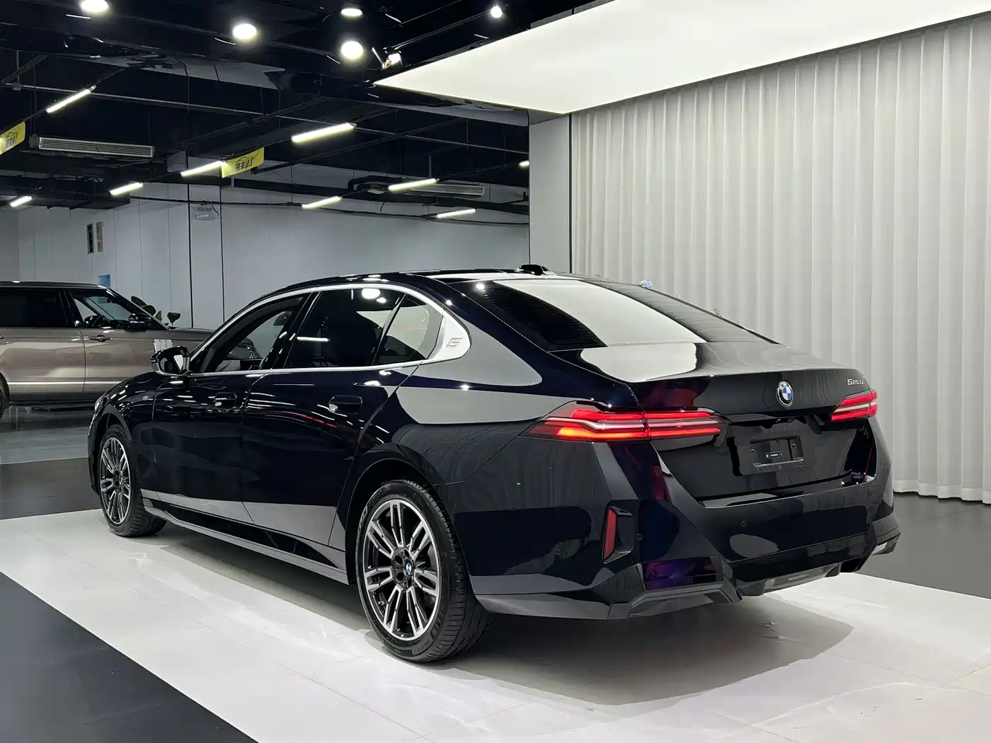 BMW 5 Series 2025 525Li M Sport Package фото 11
