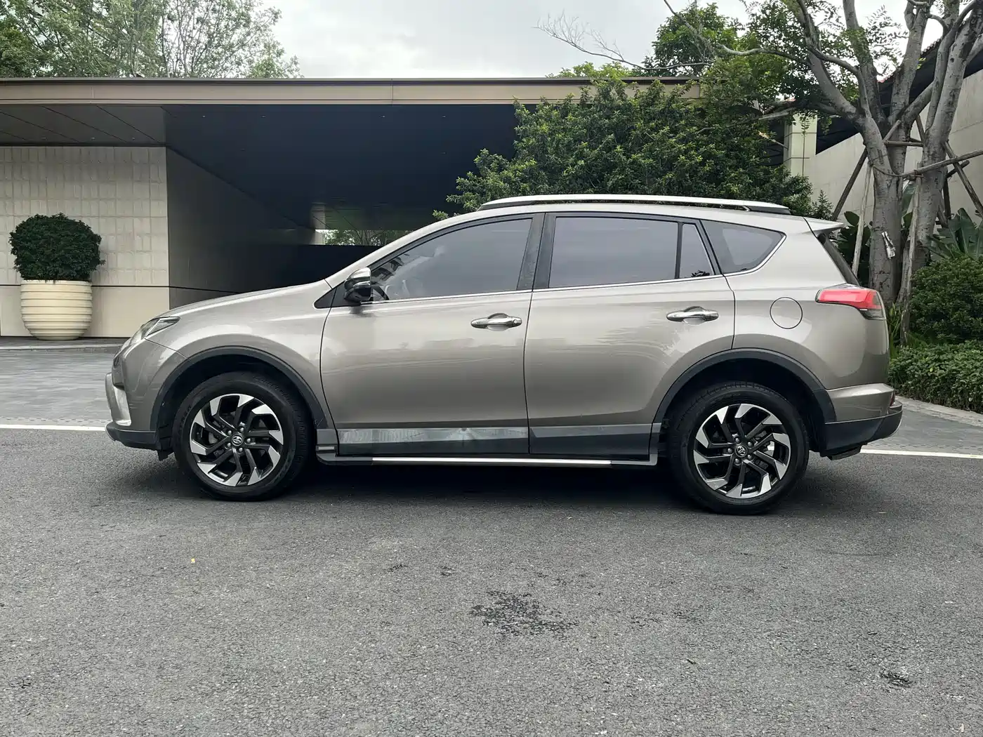 Toyota RAV4 Rongfang 2016 2.5L Automatic 4WD Elite фото 7