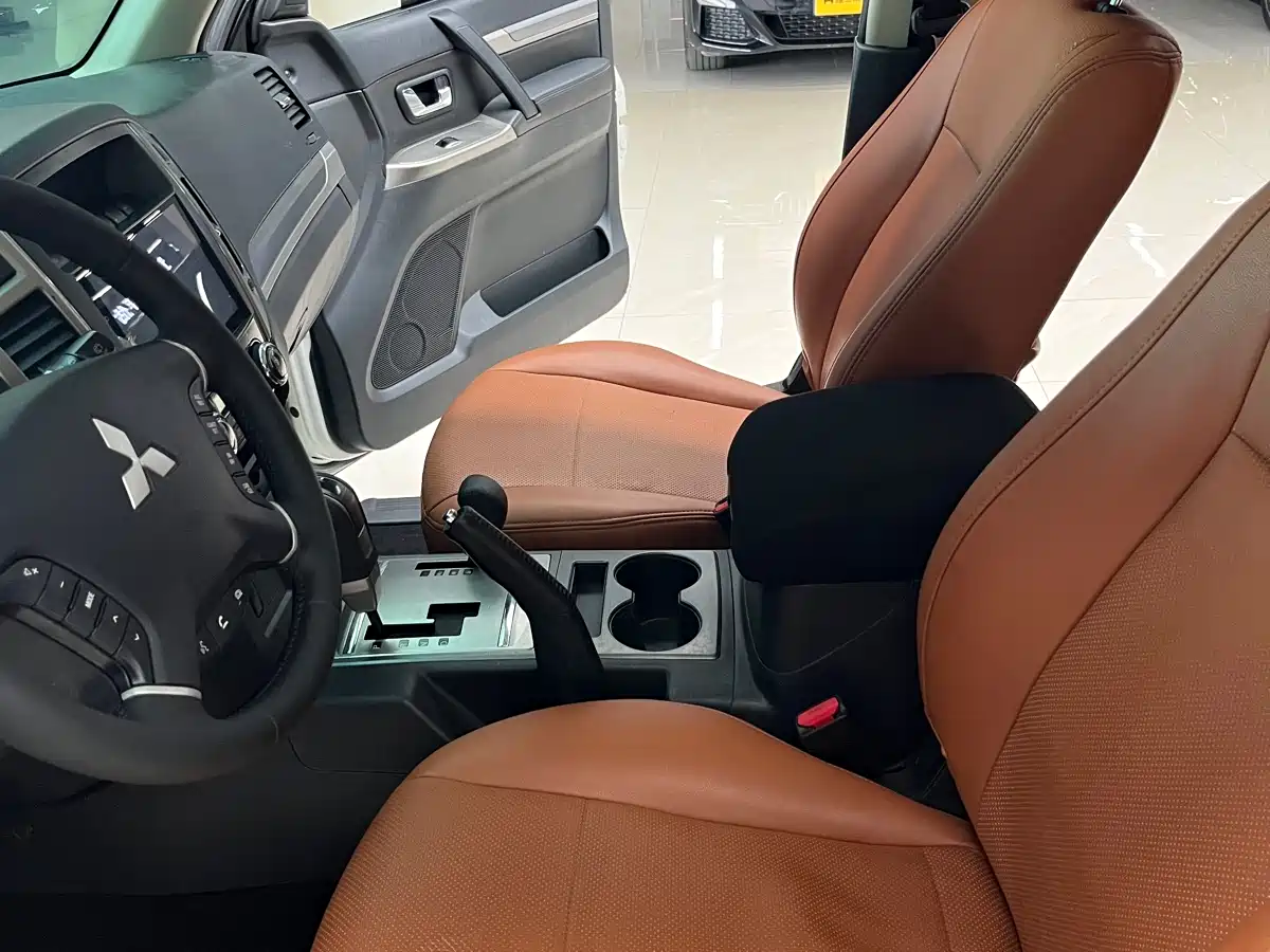 Mitsubishi Pajero (Import) 2019 3.0L Auto Standard Version фото 8