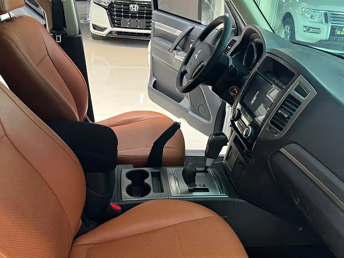 Mitsubishi Pajero (Import) 2019 3.0L Auto Standard Version фото 10