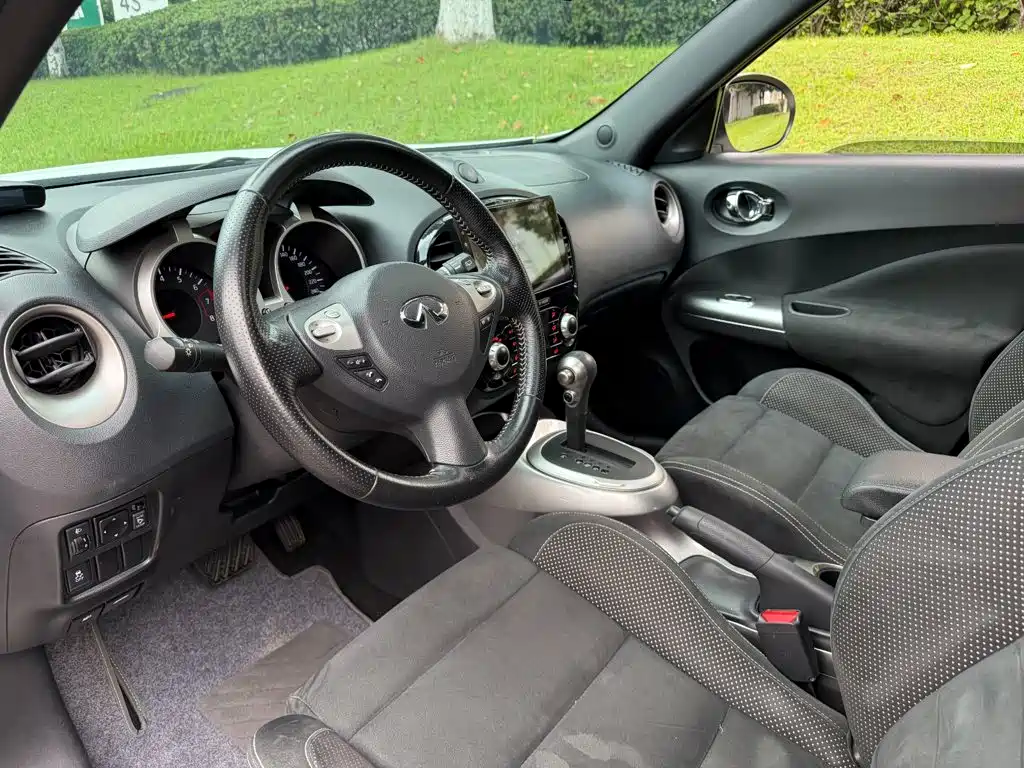 Photo 7 - Infiniti ESQ