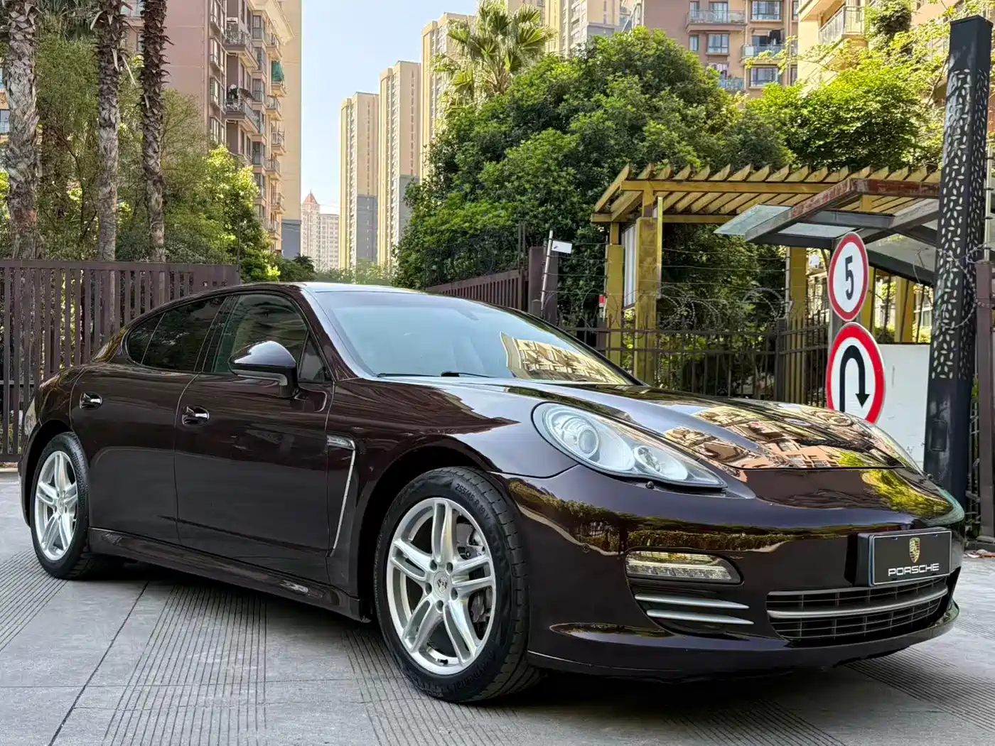 Porsche Panamera 2013 Panamera 4 Platinum Edition 3.6L фото 2