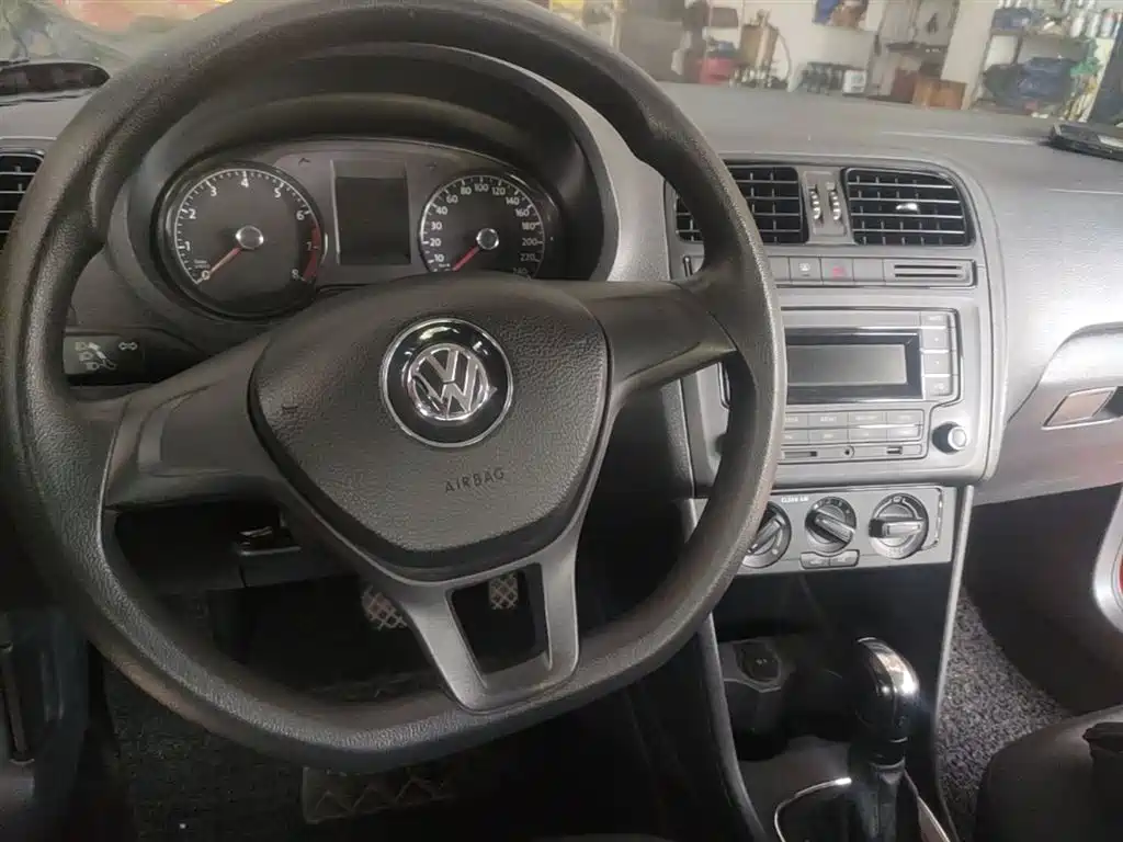 Volkswagen Polo 2016 1.4L Automatic Trend фото 11