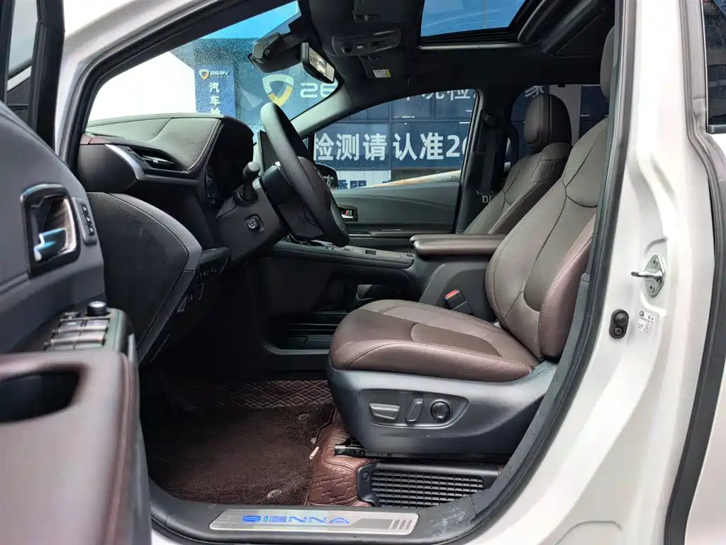 Toyota Sienna 2021 2.5L Hybrid Platinum Edition фото 7