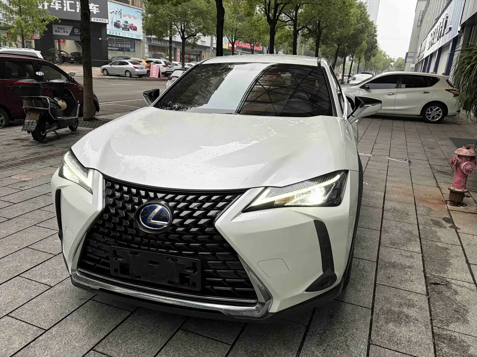 Фото 1 - Lexus UX
