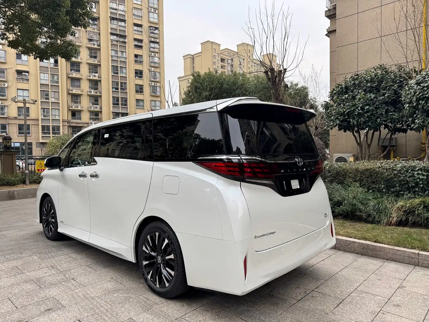 Toyota Alphard 2024 Hybrid 2.5L Ultimate Enjoyment Edition фото 18