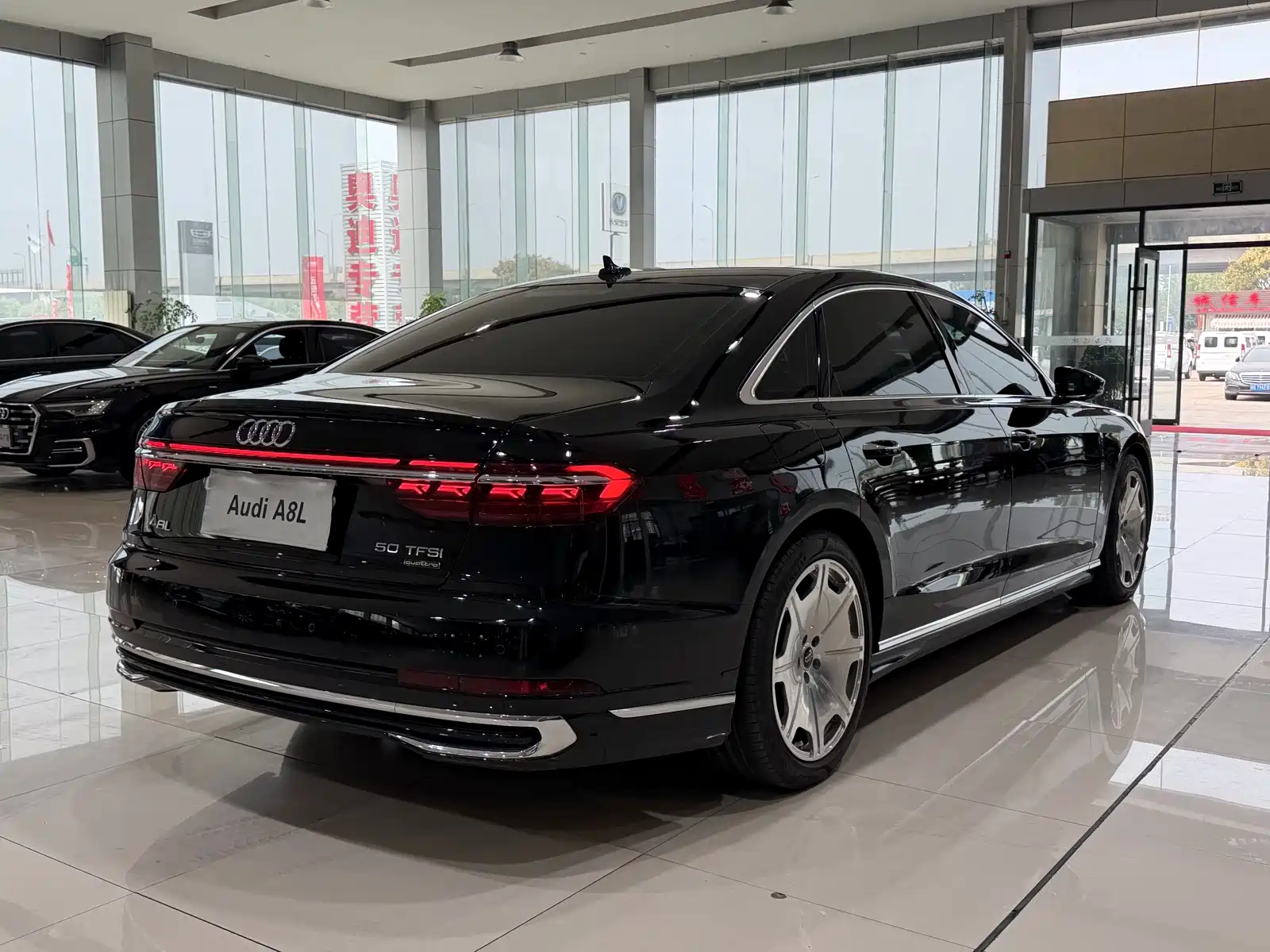 Фото 3 - Audi A8