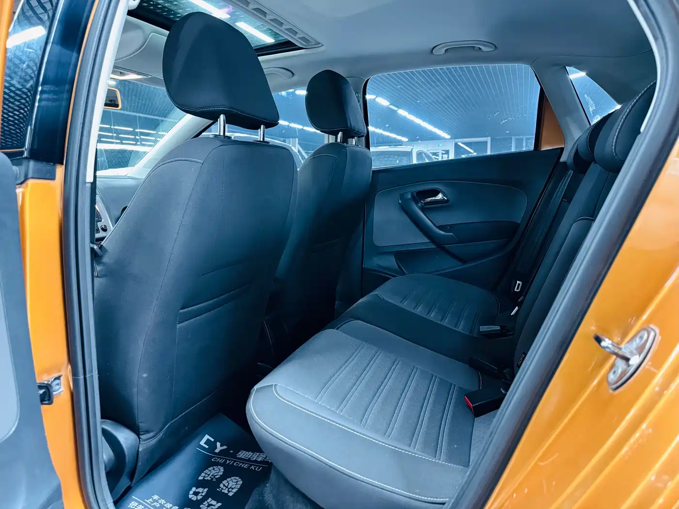 Volkswagen Polo 2014 1.6L Cross Polo Automatic фото 9