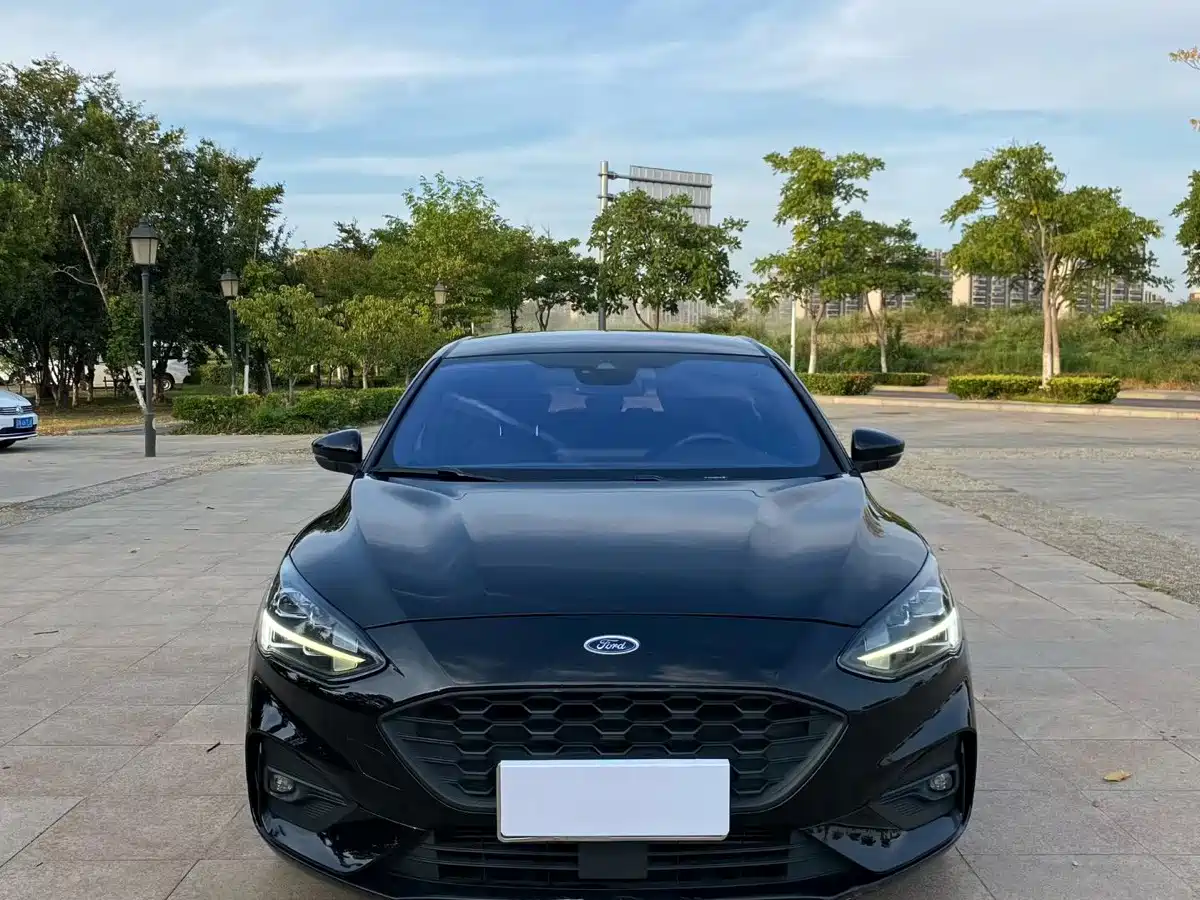 Фото 2 - Ford Focus