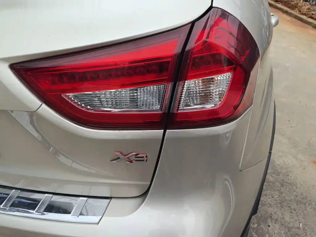 Фото 8 - Geely Vision X3