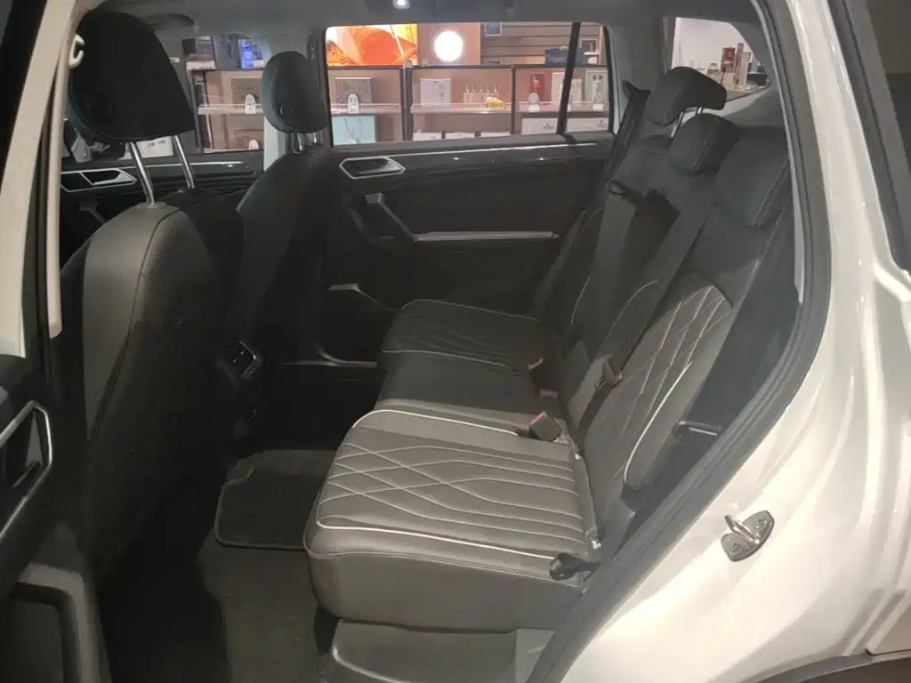 Фото 17 - Volkswagen Tiguan L