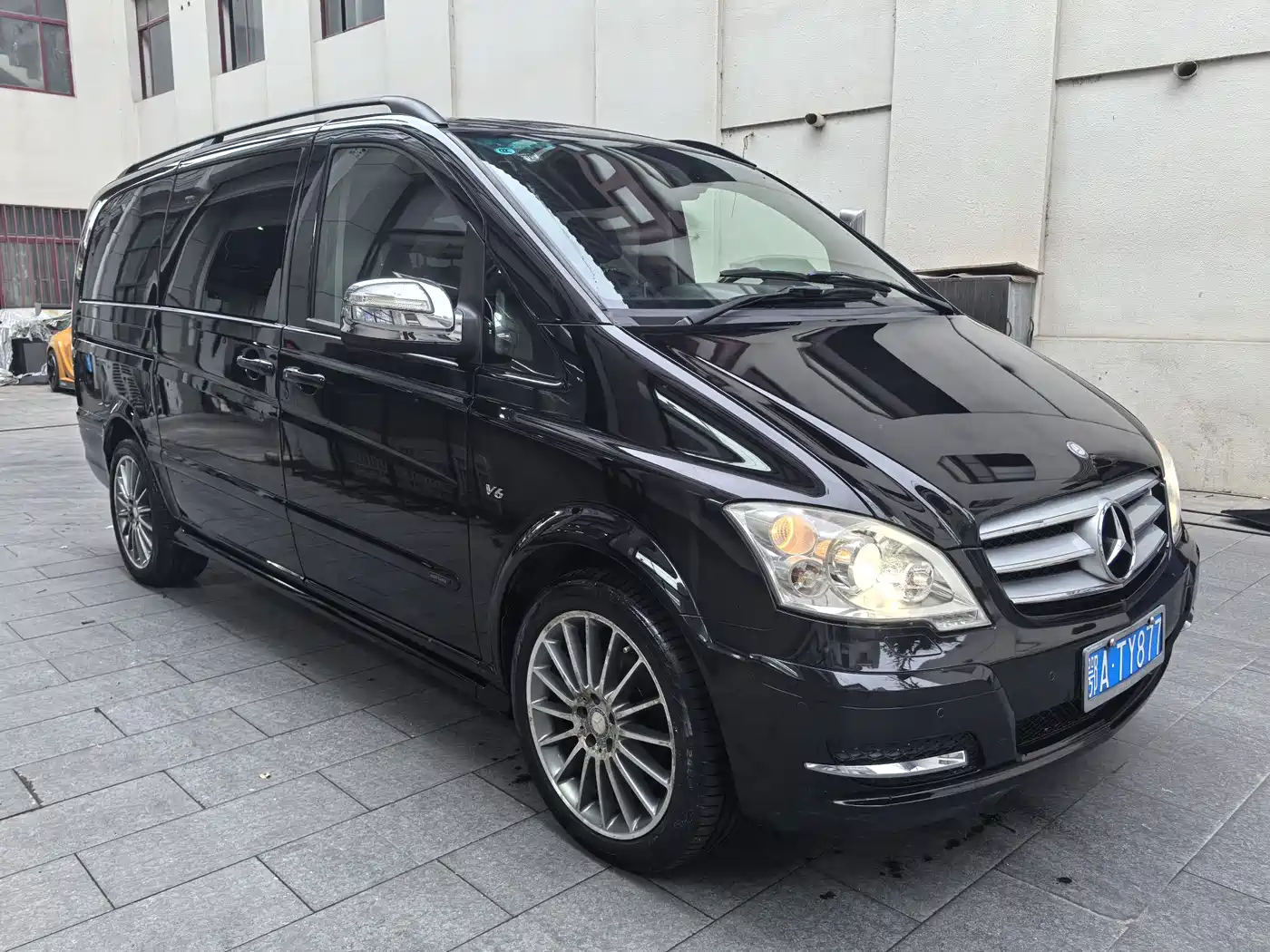 Mercedes-Benz Viano (Import) 2011 3.5L 125th Anniversary Edition 7-Seater фото 3