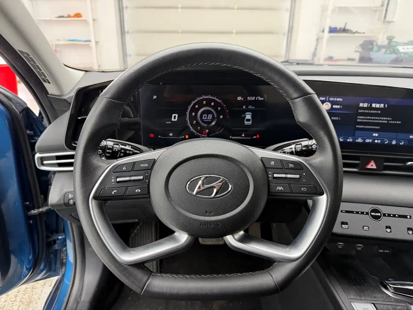 Hyundai Elantra 2022 1.5L CVT LUX Premium Edition фото 16