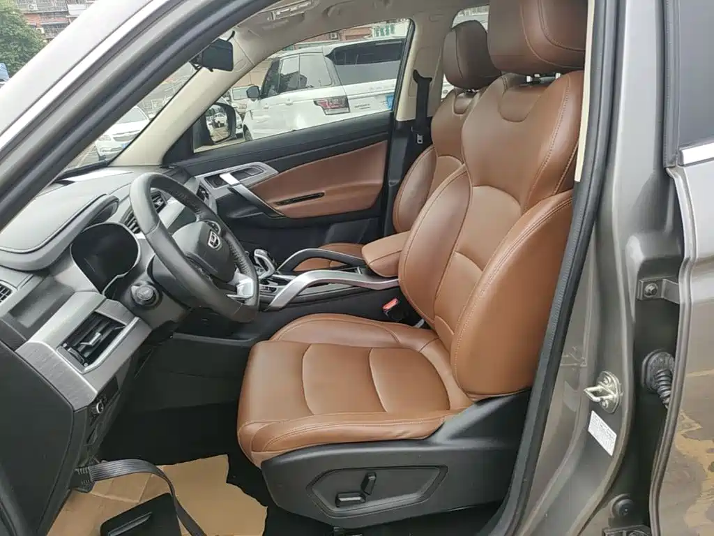 Фото 15 - Geely Atlas