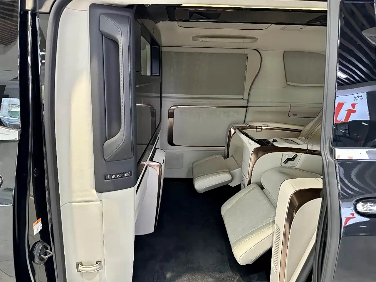 Lexus LM 2023 500h Four-Seat Imperial Edition фото 6