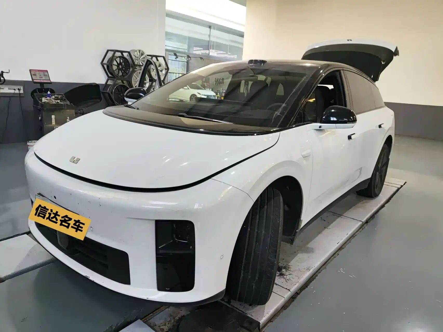 Photo 1 - Li Auto i6