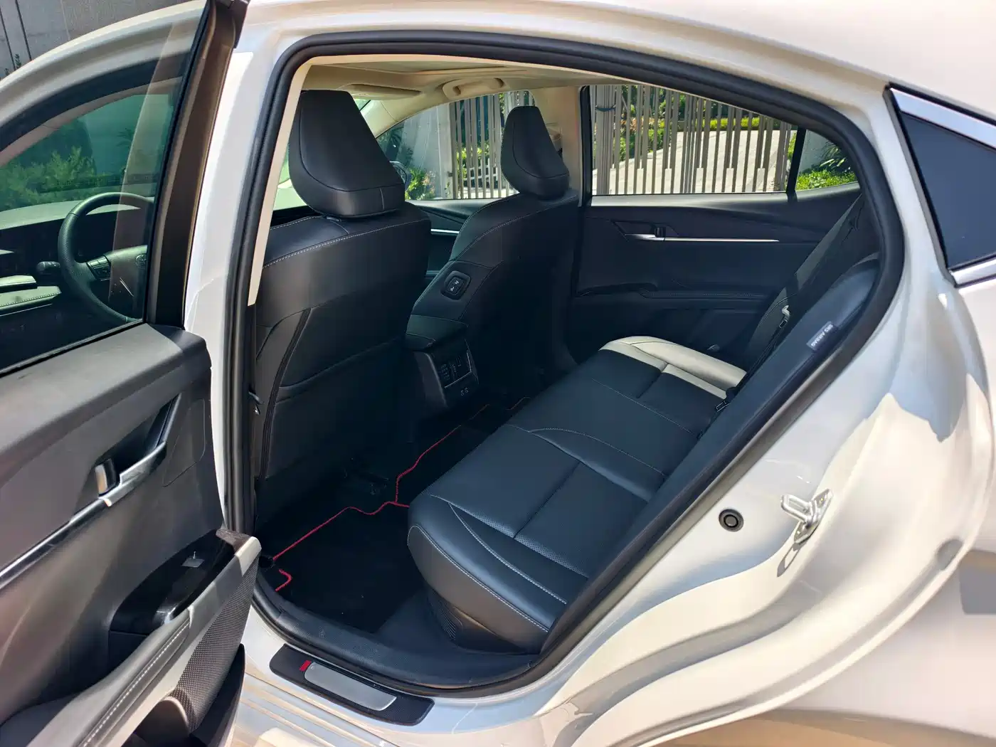 Toyota Camry 2026 Hybrid 2.0HSE Sport Lite Edition фото 6